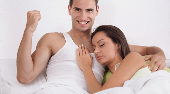 жінка в ліжку з чоловіком збільшило потенцію